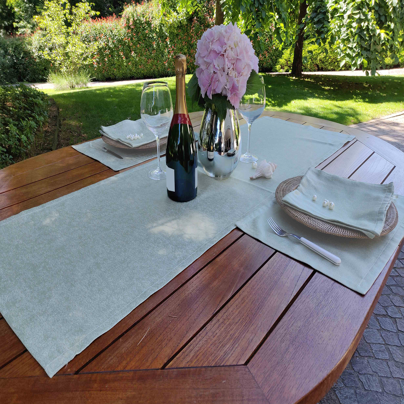 Tablecloth fabric, with anti-stain treatment Made in Italy<br /> 100% Made in Italy fabric. Style modern with fancy, flowers and Tone on tone decorations.

 Treatments: antibacterial, indanthrene and stain-resistant. Type of workings: jacquard. 