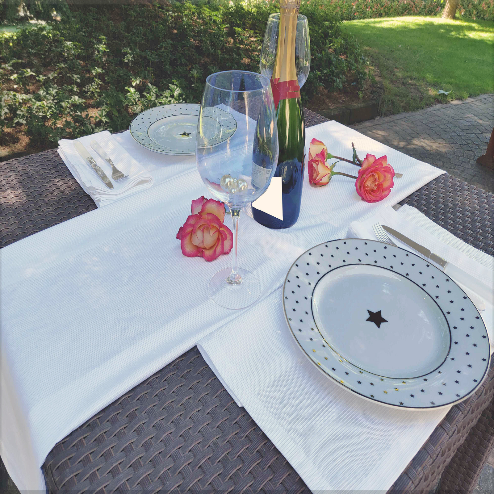 Tablecloth fabric, with anti-stain treatment Made in Italy<br /> 100% Made in Italy fabric. Style modern with fancy, flowers and Tone on tone decorations.

 Treatments: indanthrene and stain-resistant. Type of workings: jacquard. 
