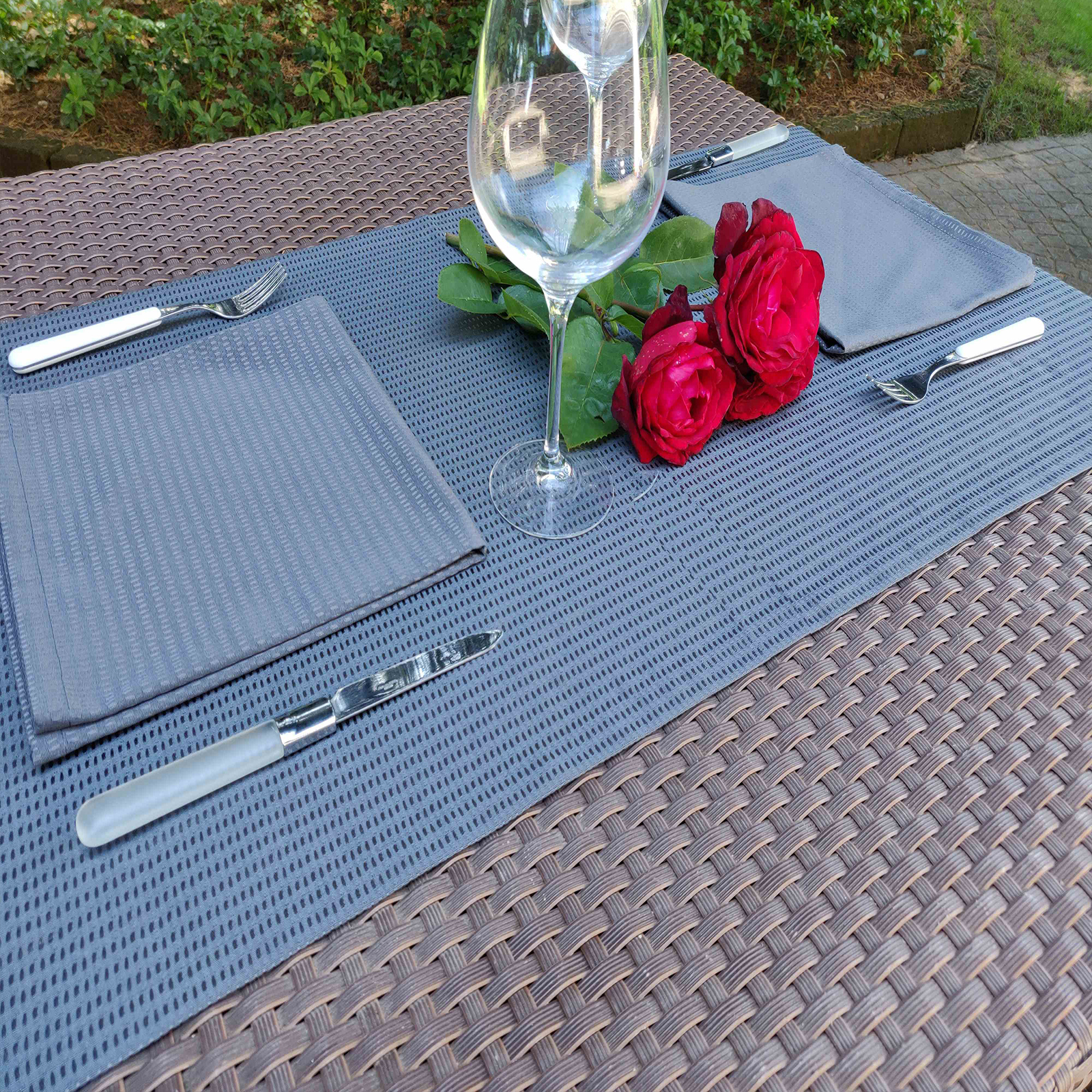 Tablecloth fabric, with anti-stain treatment Made in Italy<br /> 100% Made in Italy fabric. Style modern with fancy, flowers and Tone on tone decorations.

 Treatments: antibacterial, indanthrene and stain-resistant. Type of workings: jacquard. 