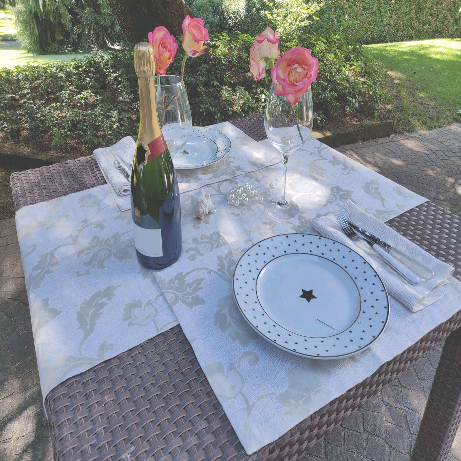 Tablecloth fabric, with anti-stain treatment Made in Italy<br /> 100% Made in Italy fabric. Style modern with fancy, flowers and Tone on tone decorations.

 Treatments: antibacterial, indanthrene and stain-resistant. Type of workings: jacquard. 