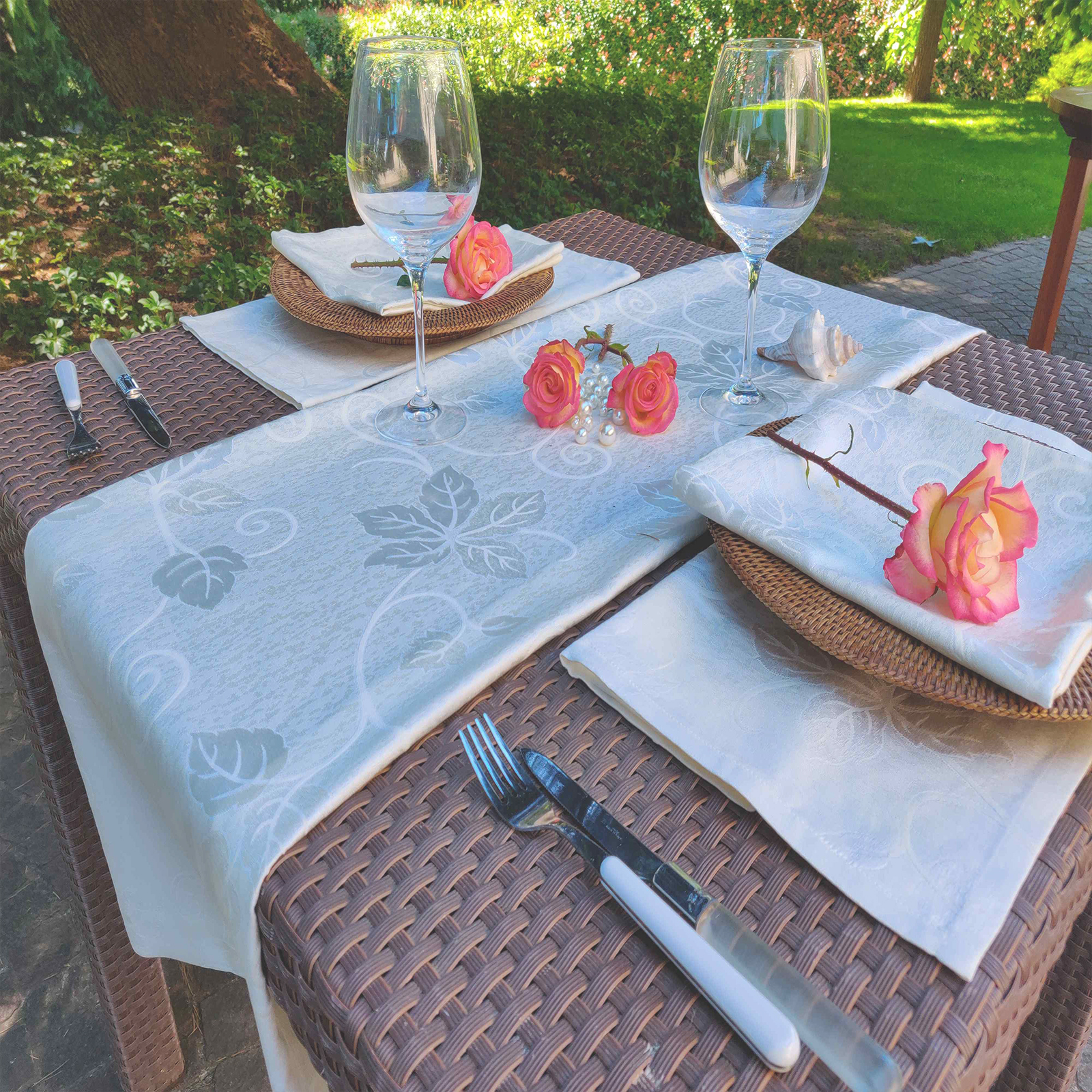 Tablecloth fabric, with anti-stain treatment Made in Italy<br /> 100% Made in Italy fabric. Style modern with fancy, flowers and Tone on tone decorations.

 Treatments: antibacterial, indanthrene and stain-resistant. Type of workings: jacquard. 