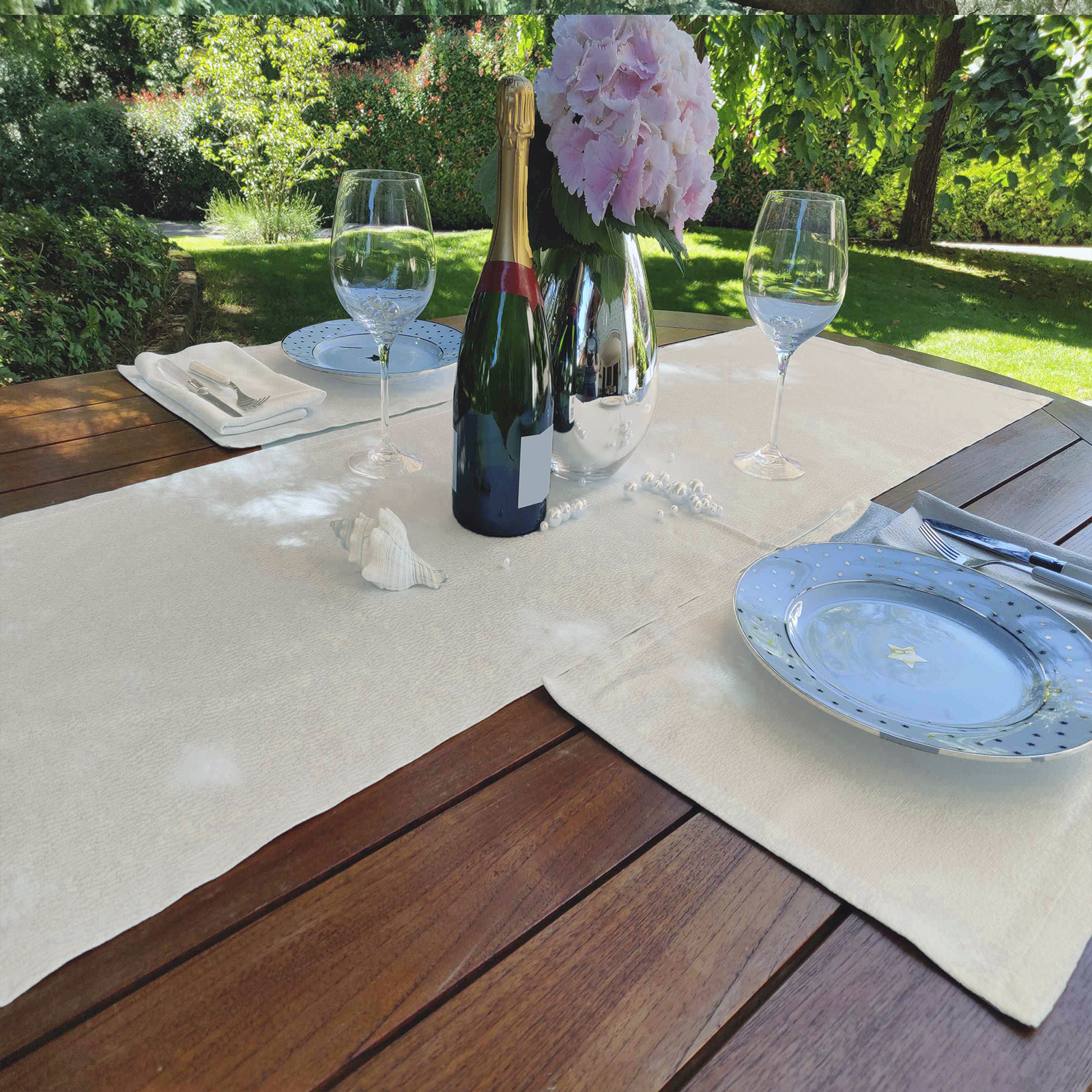 Tablecloth fabric, with anti-stain treatment Made in Italy<br /> 100% Made in Italy fabric. Style modern with fancy, flowers and Tone on tone decorations.

 Treatments: antibacterial, indanthrene and stain-resistant. Type of workings: jacquard. 