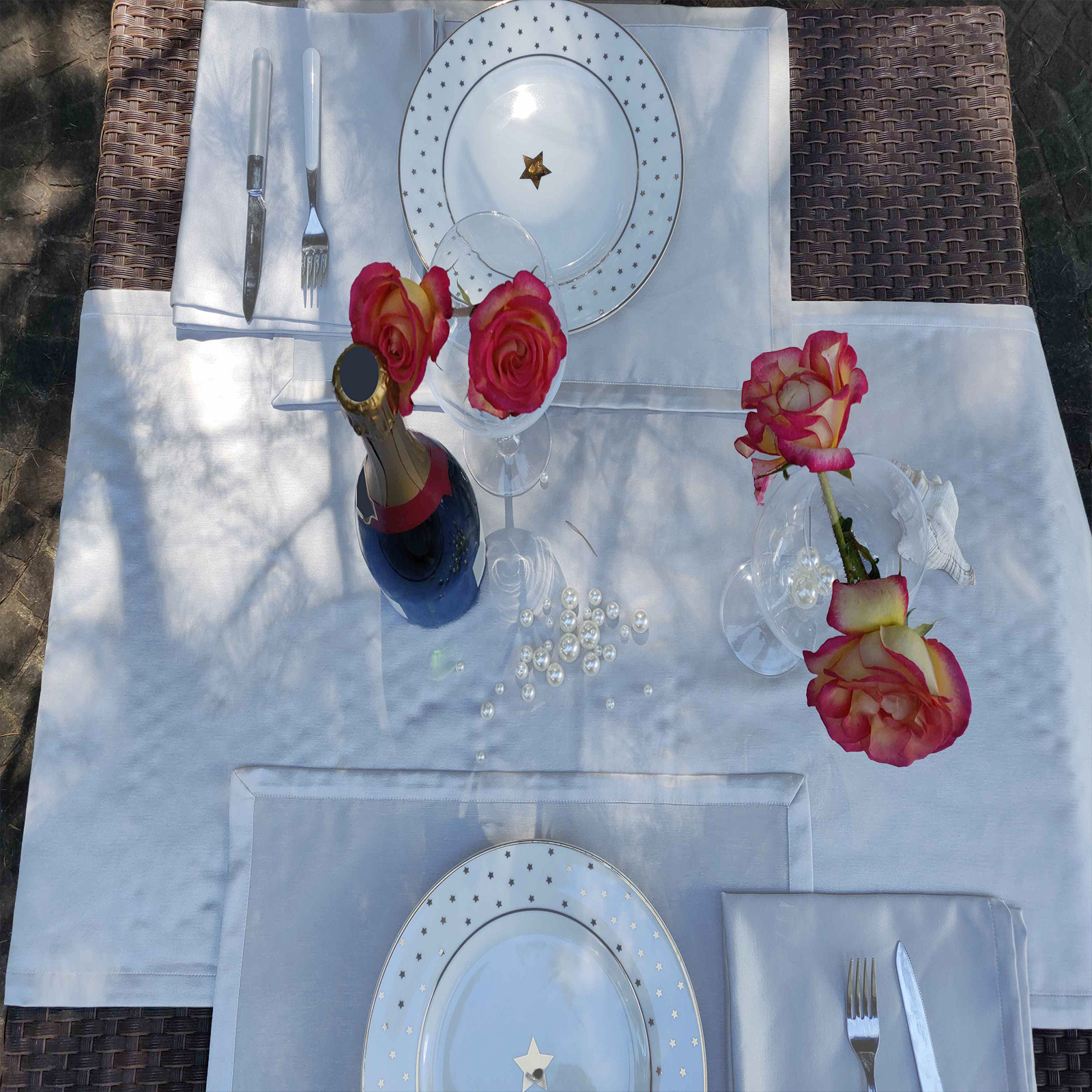 Tablecloth fabric, with anti-stain treatment Made in Italy<br /> 100% Made in Italy fabric. Style modern with fancy, flowers and Tone on tone decorations.

 Treatments: antibacterial, indanthrene and stain-resistant. Type of workings: jacquard. 