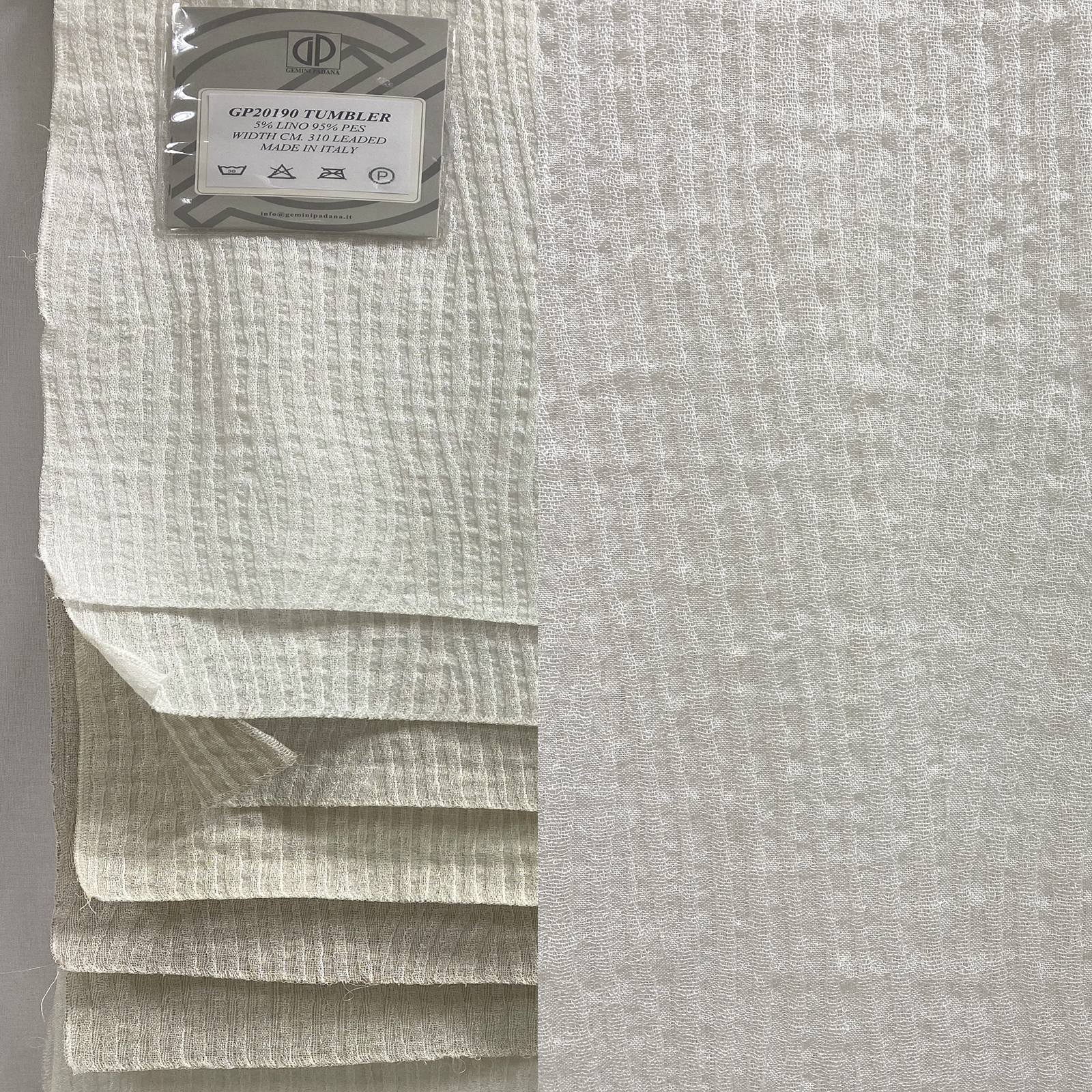 Linen-blend curtain fabric, with embossing effect that gives to the striped design a three-dimensional look<br /> 100% Made in Italy fabric. Style modern and trendy with plain color and stripes decorations.

 Treatments: embossing 3D effect. Type of workings: jacquard. 