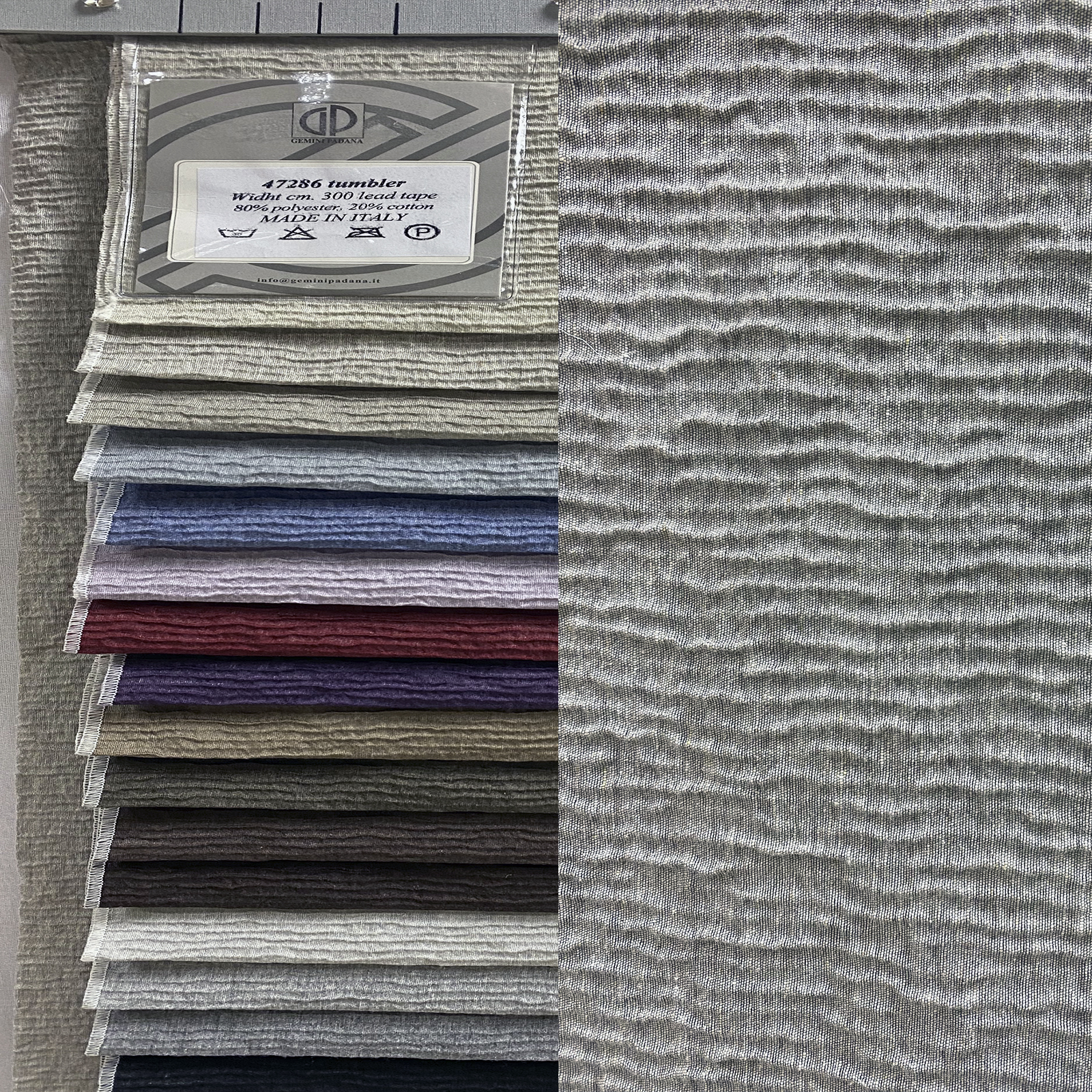 Covering fabric for curtains and furnishings with an embossed horizontal stripe effect that creates a three-dimensional effect<br /> 100% Made in Italy fabric. Style ethnic, modern and trendy with plain color decorations.

 Treatments: embossing 3D effect. Type of workings: jacquard. 