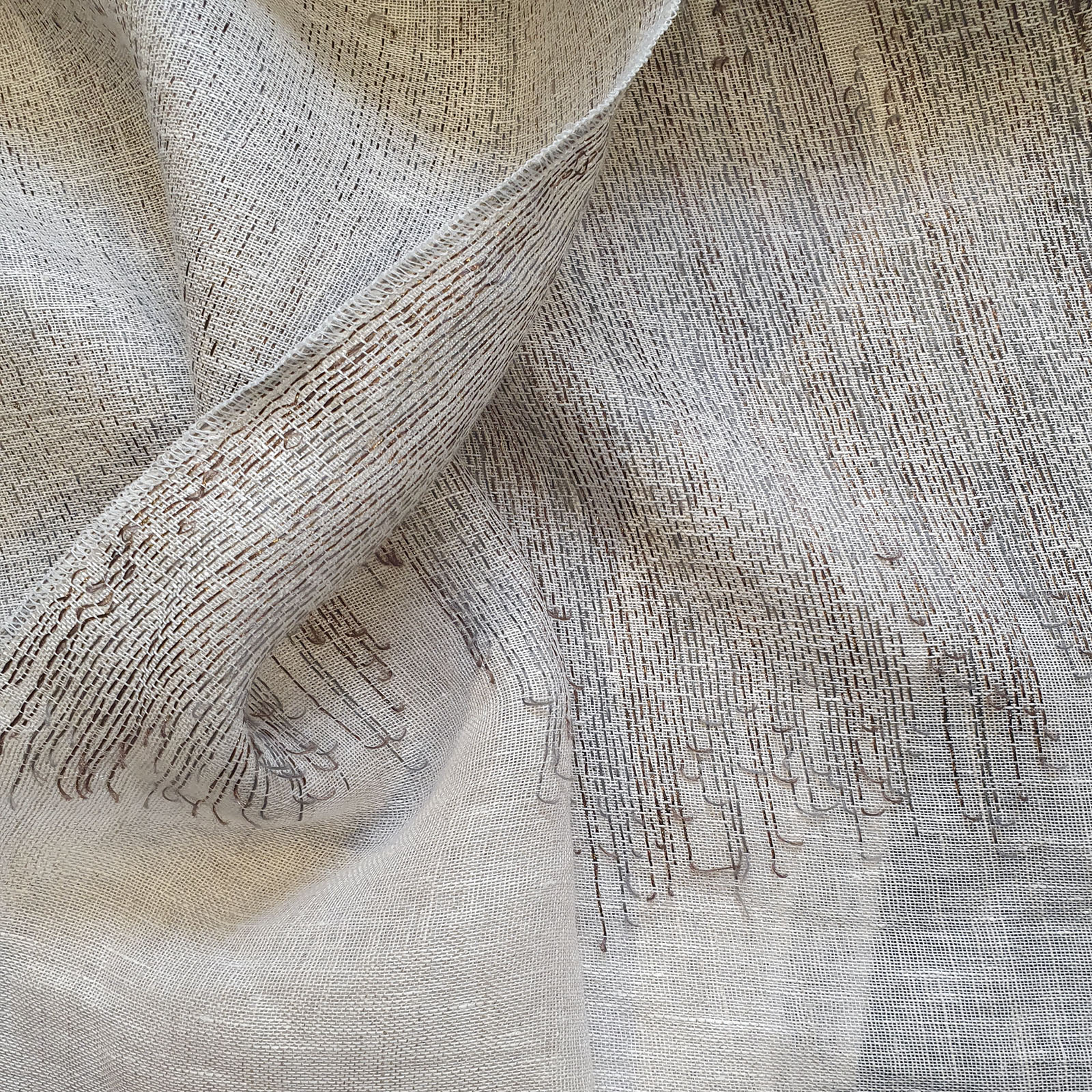 LI391536 WHIDE CM 330 90%LIN 10%PL
Jacquard net weaving   100% linen soft finishing.<br /> 100% Made in Italy fabric. Style modern, rustic and trendy with fancy, plain, jacquard structures, small drawings and stripes decorations.

 Treatments: antibacterial and soft standard. Type of workings: jacquard. 