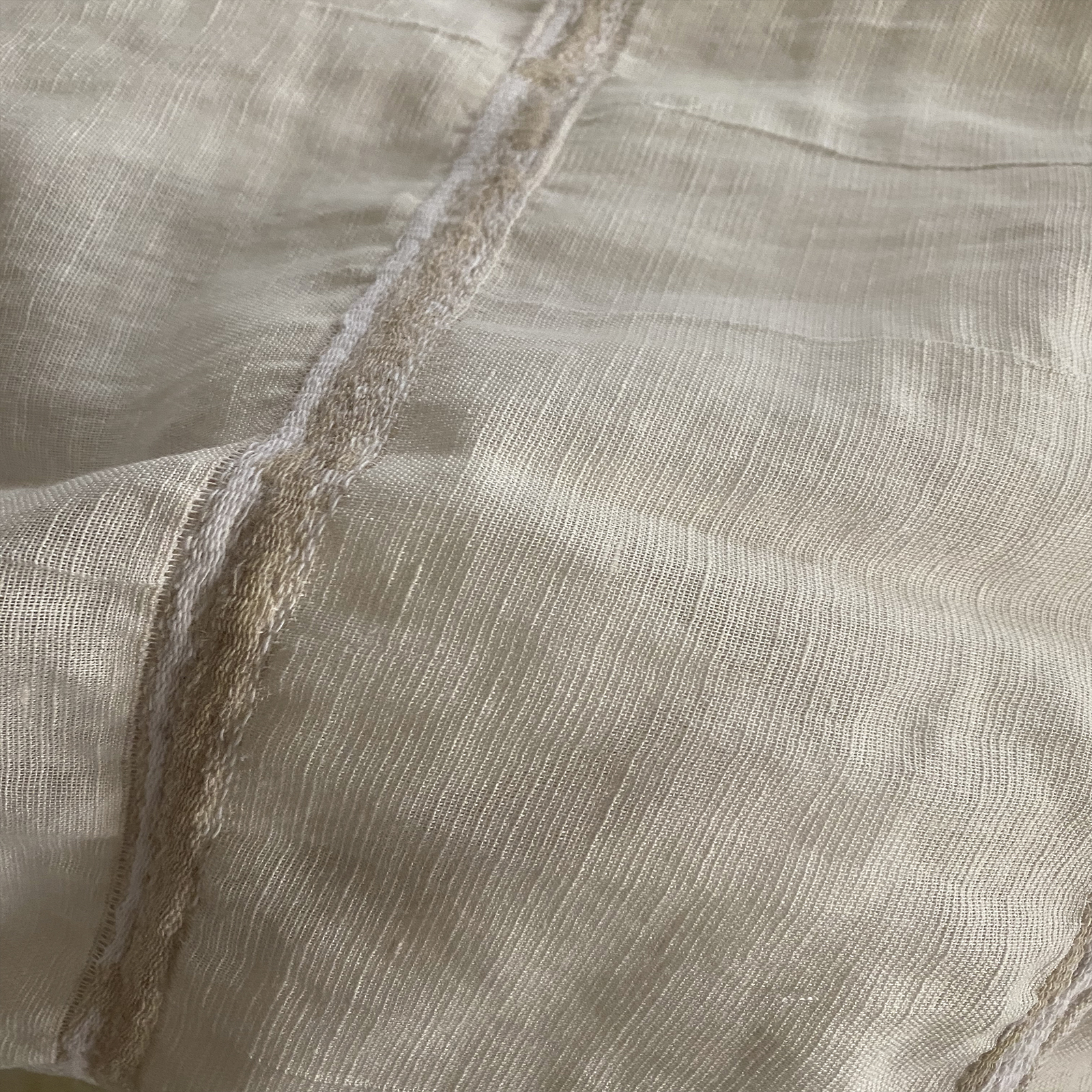 Linen blend jacquard 3d plisseè with sewing wffect.<br /> 100% Made in Italy fabric. Style modern and trendy with plain, jacquard structures, small drawings and stripes decorations.

 Treatments: antibacterial, embossing 3D effect and soft hand. Type of workings: jacquard and pleated. 